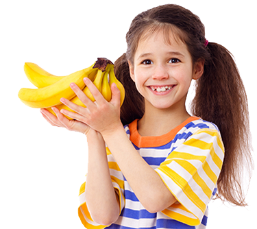Una niña sosteniendo plátanos