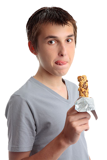 Adolescente comiendo una barra de granola