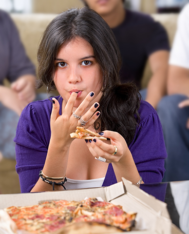 Adolescente comiendo pizza