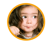 Una niña comiendo frijoles